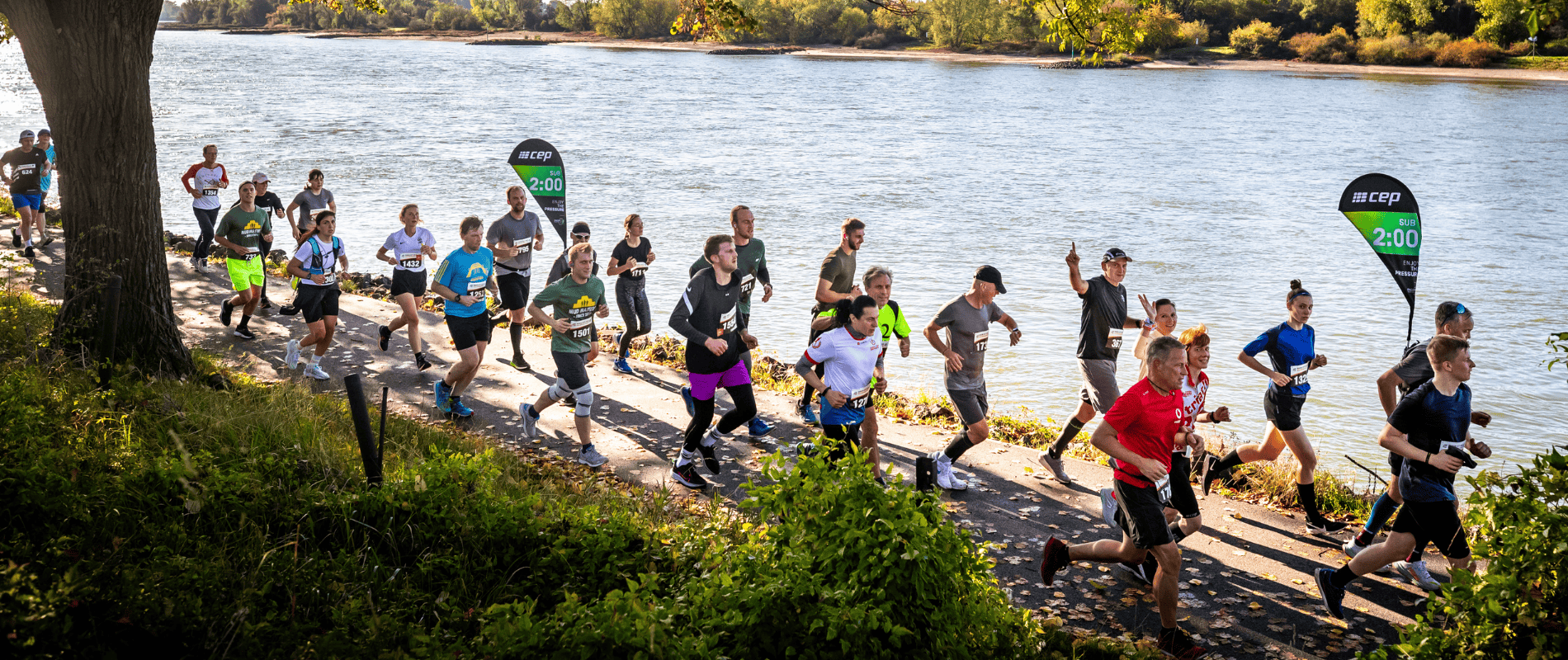 Läuferinnen und Läufer auf der Rheinpromenade beim Rhein City Run