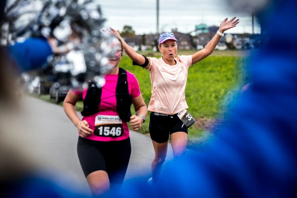 Läuferin jubelt nach dem Zieleinlauf